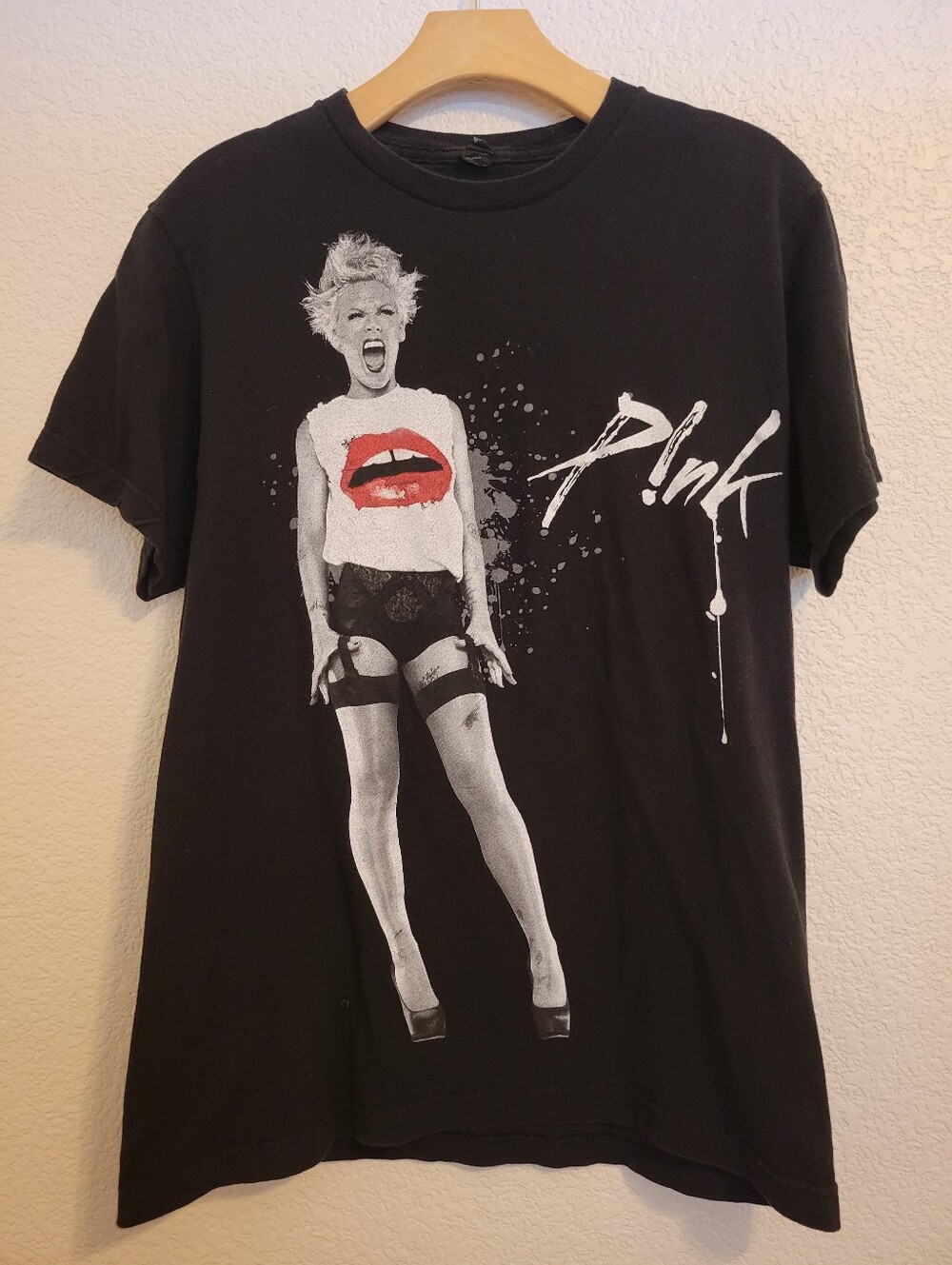 VnT Pink The Truth About Love Tour Tee 2013 Size M